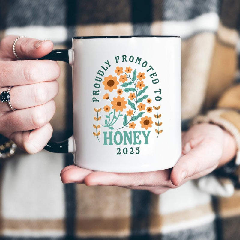 Grandma To Be Mug, Promoted To Grandma Gift, Baby To Bee 2025, Honey Bee Baby Reveal, Pregnancy Reveal Gift, New Grandma Mug Est 2025