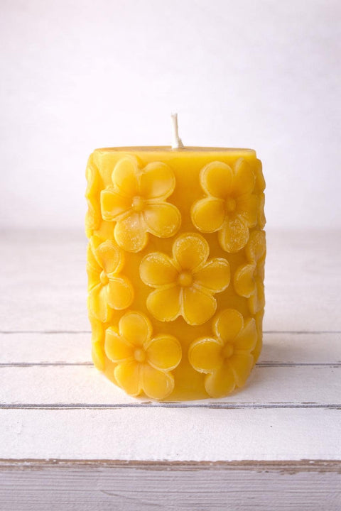 Beeswax Daisy Candle with Bee Charm, Natural Spring Flower Candle, Bee Lover Gift, Handmade Beeswax Candle